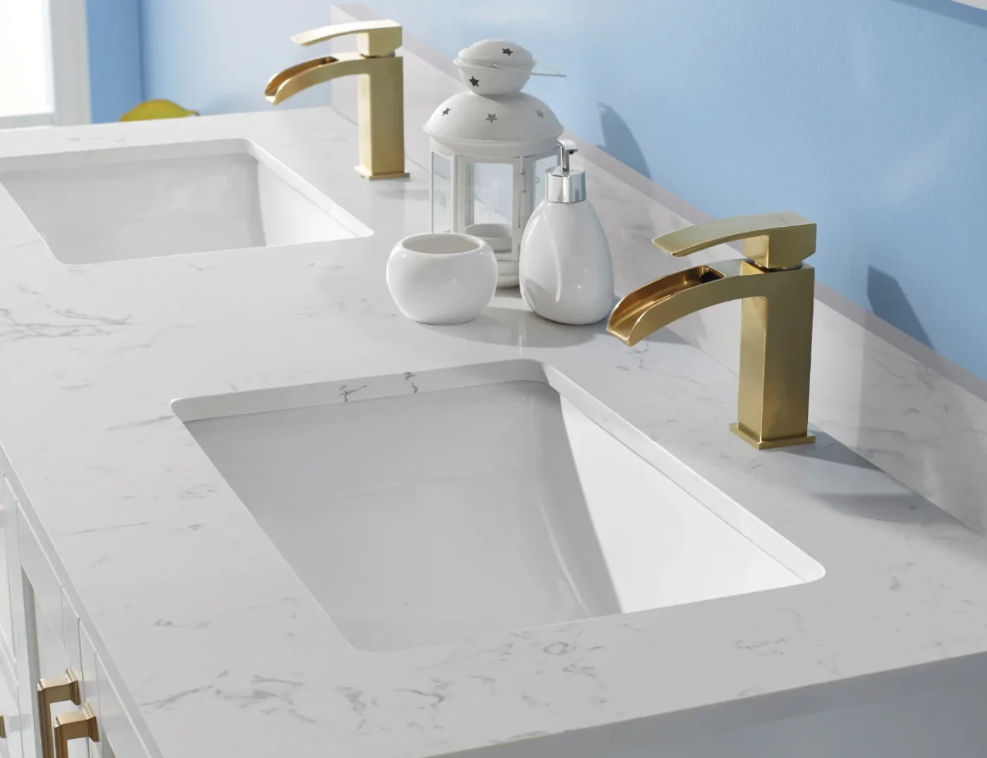 Upgrade your bathroom with a stunning bathroom faucet in gold, combining beauty and efficiency in every detail.
